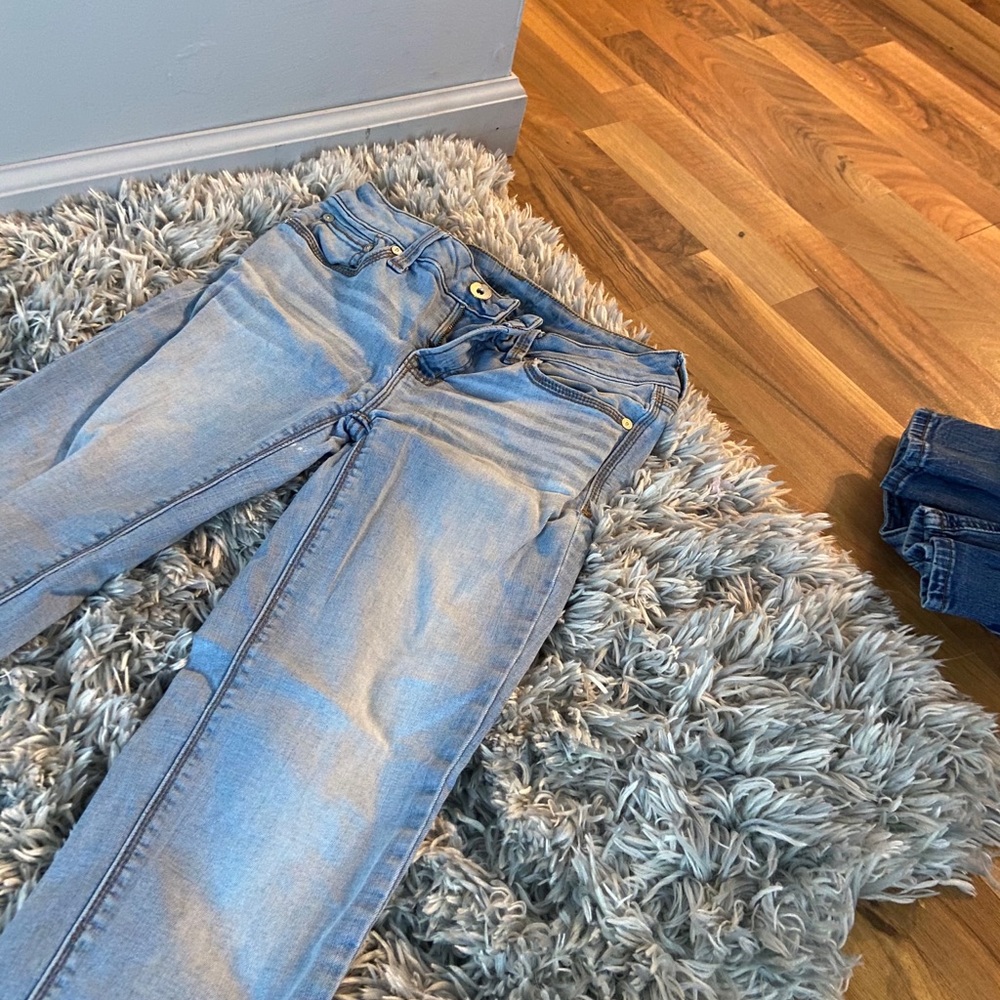 Mid rised jeans. They’re size 2 in skinny jeans.